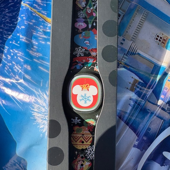 Disney Parks Magic Band Christmas Holiday MagicBand+ New Unlinked Never opened - Picture 2 of 6